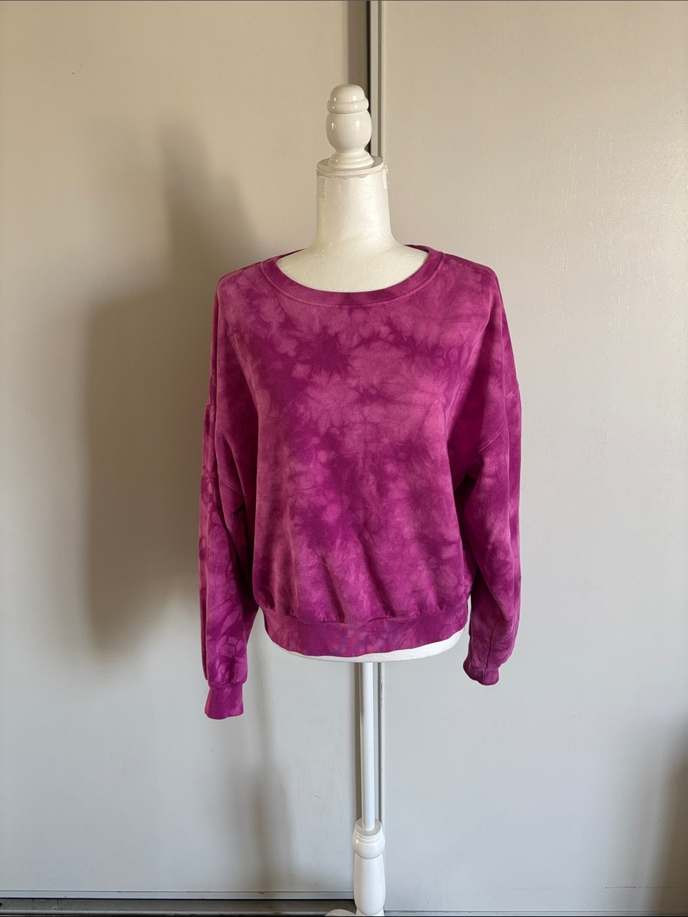 GAP Women's Tie-Dye Crewneck Sweater in Magenta
